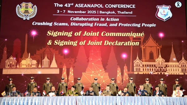 Trưởng đoàn các nước thành viên ASEANAPOL ký Thông cáo chung ASEANAPOL 43. (Ảnh: XUÂN SƠN)