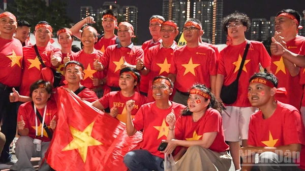 Cổ động viên háo hức trước trận chung kết giữa hai đội tuyển U22 Việt Nam và Thái Lan. (Ảnh: MINH THẮNG)