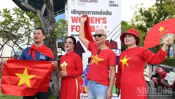 Cổ động viên Việt Nam tại sân vận động Chonburi Daikin. (Ảnh: XUÂN SƠN)