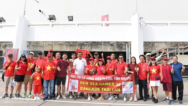 Đông đảo cổ động viên tới cổ vũ đội tuyển Việt Nam tại sân vận động Rajamangala. (Ảnh: MINH THẮNG)