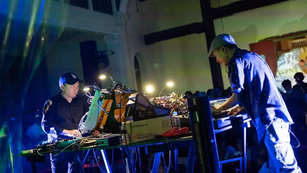 Hai nhạc sĩ Nguyễn Quốc Trung (bên trái ảnh) và Nguyễn Xinh Xô trình diễn Cánh đồng di sản tại Monsoon 2023. 