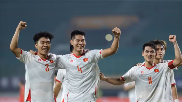 Nguyễn Hiểu Minh (thứ hai từ trái sang) tỏa sáng trong trận đấu với U23 Lào. (Ảnh VFF)