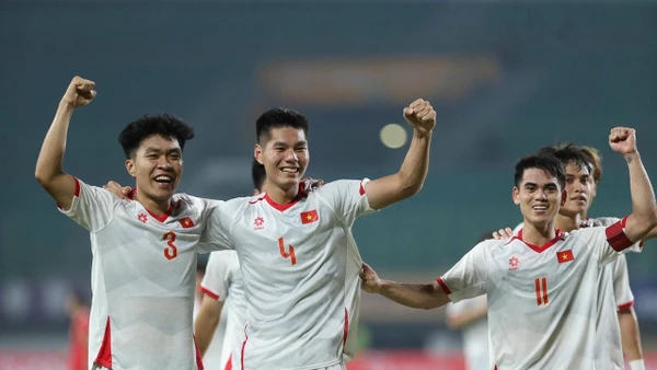 Nguyễn Hiểu Minh (thứ hai từ trái sang) tỏa sáng trong trận đấu với U23 Lào. (Ảnh VFF)