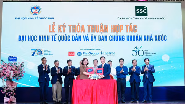 Lãnh đạo Đại học Kinh tế Quốc dân và Ủy ban Chứng khoán Nhà nước ký thỏa thuận hợp tác 