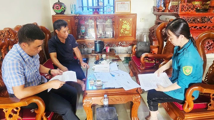 Cán bộ địa chính xã Đồng Thịnh, huyện Sông Lô (Vĩnh Phúc) trao đổi với người dân về việc không được giao đất trúng đấu giá từ năm 2019.
