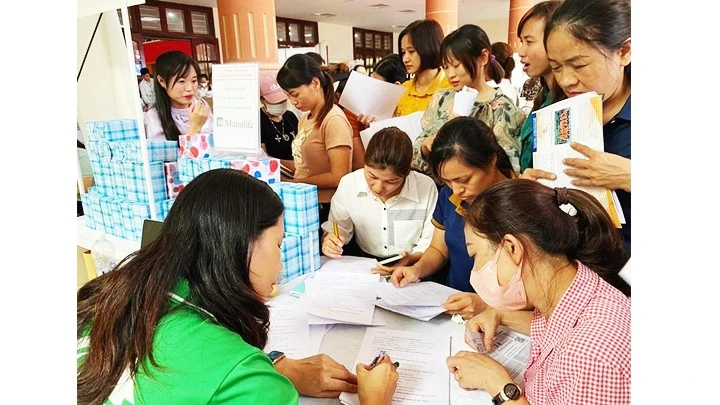 Người lao động khai báo thông tin hưởng trợ cấp thất nghiệp tại một phiên giao dịch việc làm. 