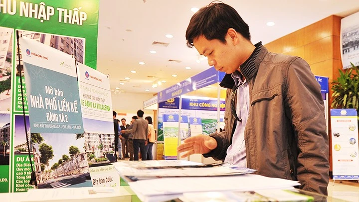 Người dân tìm hiểu về dự án và thủ tục mua nhà ở xã hội. Ảnh: NAM ANH