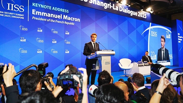 Tổng thống Pháp Macron phát biểu ý kiến mở đầu Đối thoại Shangri-La 2025. Ảnh: FRANCE24