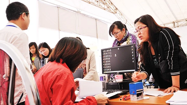 Doanh nghiệp làm thủ tục quyết toán tại Cục Thuế khu vực 1. Ảnh: BẮC SƠN