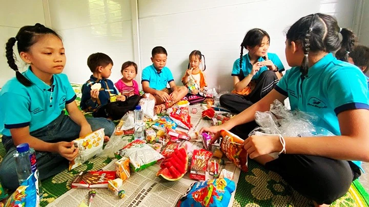 Các anh chị trong Dự án Đông ấm cho trẻ em vùng cao “phá cỗ” Tết Thiếu nhi 1/6 cùng các em nhỏ Điểm trường Pa Phang 2, Trường mầm non Phìn Hồ (huyện Sìn Hồ, tỉnh Lai Châu).