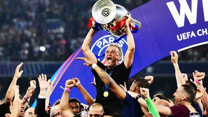 Luis Enrique trở thành HLV đầu tiên giành hai "cú ăn ba" với hai CLB khác nhau.