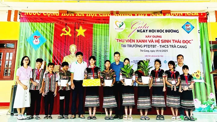 CLB đọc sách Trường phổ thông dân tộc bán trú - THCS Trà Cang ngày ra mắt. Ảnh: NGUYỄN THANH BÌNH