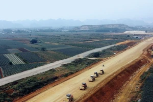 Đến hết ngày 31/7/2025, số vốn giải ngân tại 12 dự án quan trọng quốc gia lĩnh vực giao thông vận tải ước chỉ đạt 22.579,5 tỷ đồng, đạt tỷ lệ 23,5% kế hoạch được giao. (Nguồn: BXD)