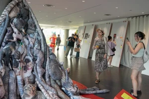 Các bạn trẻ thích thú tạo dáng với những sản phẩm... xấu đến kỳ lạ! 