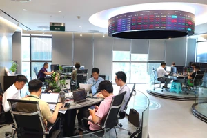 Thị trường chứng khoán Việt Nam đã phát triển mạnh cả về chất lượng và quy mô hàng hóa, và đang trở thành kênh dẫn vốn trung, dài hạn quan trọng cho nền kinh tế. (Ảnh Minh Dũng) 