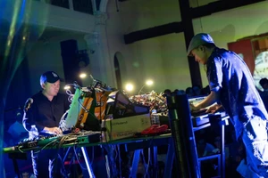 Hai nhạc sĩ Nguyễn Quốc Trung (bên trái ảnh) và Nguyễn Xinh Xô trình diễn Cánh đồng di sản tại Monsoon 2023. 