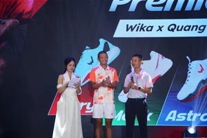 Quang Dương (giữa) giao lưu với người hâm mộ. 