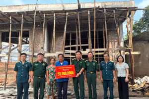 Cựu chiến binh Phạm Văn Lượng, thôn Phù Mã, xã Sóc Sơn, Hà Nội, nhận hỗ trợ xây nhà mới. (Ảnh NGỌC LAN)