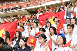 Đông đảo cổ động viên Việt Nam có mặt tại sân vận động Rajamangala. (Ảnh: MINH THẮNG)