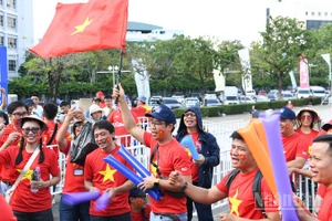 Cổ động viên hào hứng trước trận đấu của đội tuyển Việt Nam tại sân vận động Rajamangala. (Ảnh: XUÂN SƠN)