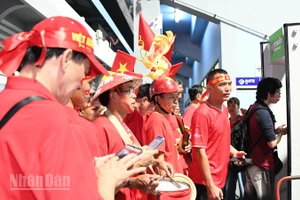 Cổ động viên Việt Nam chờ đợi vào sân vận động Chonburi Daikin, ở tỉnh Chonburi, Thái Lan. (Ảnh: MINH THẮNG)