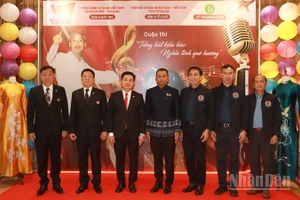 Các đại biểu tại Cuộc thi “Tiếng hát kiều bào-Nghĩa tình quê hương”. 