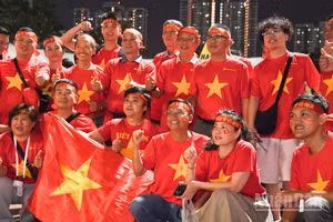 Cổ động viên háo hức trước trận chung kết giữa hai đội tuyển U22 Việt Nam và Thái Lan. (Ảnh: MINH THẮNG)