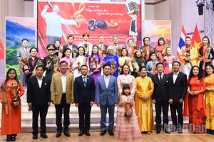 Các đại biểu cùng những thí sinh đoạt giải tại cuộc thi. (Ảnh: MINH THẮNG)