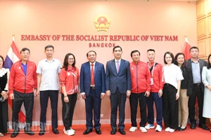 Đồng chí Nguyễn Văn Hùng thăm và làm việc tại Đại sứ quán Việt Nam tại Thái Lan. (Ảnh: MINH THẮNG)