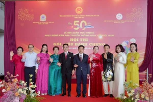 Các đại biểu tham dự hội thi gói, nấu bánh chưng. (Ảnh: CTV)