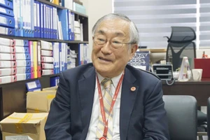 GS, TS Furuta Motoo sinh năm 1949, một chuyên gia về lịch sử hiện đại và chính trị Việt Nam. Ông hiện là Hiệu trưởng Trường đại học Việt-Nhật, thuộc Đại học Quốc gia Hà Nội. Ông là tác giả của nhiều công trình nghiên cứu quan trọng về Việt Nam, được dịch sang tiếng Việt và xuất bản tại Việt Nam. Đặc biệt, công trình Nạn đói năm 1945 ở Việt Nam-Những chứng tích lịch sử do Giáo sư Văn Tạo và ông là đồng tác giả (xuất bản lần đầu bởi Nhà xuất bản Khoa học xã hội, năm 2005 và tái bản nhiều lần, sau đó) đã được trao Giải thưởng Nhà nước về Khoa học Công nghệ, năm 2010. 