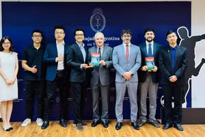 Buổi gặp gỡ với ngài Đại sứ Marcos Antonio Bednarski cũng là dịp ra mắt cuốn truyện tranh "Lionel Messi: Đỉnh cao World Cup".