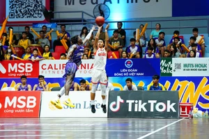 Lê Hoàng Quân nỗ lực ném xa để kéo điểm cho Danang Dragons. Ảnh: VBA