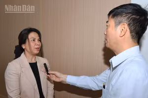 Phó Giáo sư, Tiến sĩ Thananan Boonwanna trả lời phỏng vấn phóng viên Báo Nhân Dân thường trú tại Thái Lan. (Ảnh: MINH THẮNG)