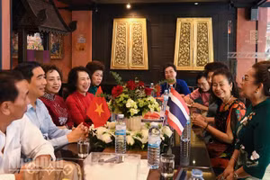 Đoàn công tác Đại sứ quán Việt Nam tại Thái Lan thăm cơ sở kinh doanh khách sạn của kiều bào Việt Nam tại tỉnh Phuket. (Ảnh: MINH THẮNG)