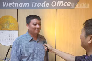 Ông Lê Hữu Phúc, Tham tán Thương mại, Thương vụ Việt Nam tại Thái Lan trả lời phỏng vấn phóng viên Báo Nhân Dân thường trú tại Thái Lan. (Ảnh: MINH THẮNG)