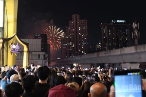 Du khách tại một điểm bắn pháo hoa chào đón năm mới 2026. (Ảnh: XUÂN SƠN)