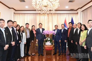 Các cơ quan đại diện Việt Nam tại Thái Lan chúc mừng về thành công của Đại hội XII của Đảng Nhân dân Cách mạng Lào. (Ảnh: MINH THẮNG)