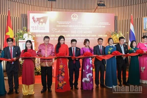 Các đại biểu cắt băng khai mạc triển lãm.