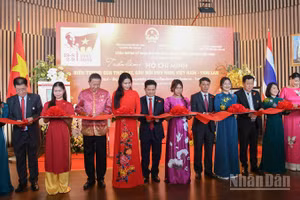 Các đại biểu cắt băng khai mạc triển lãm.