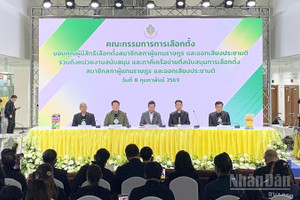 Chủ tịch ECT Narong Klunwarin (giữa) trong một cuộc họp báo về tổng tuyển cử và trưng cầu dân ý về sửa đổi Hiến pháp. (Ảnh: XUÂN SƠN)