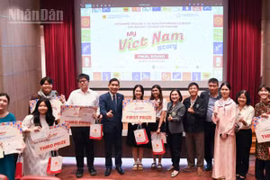 Các thí sinh xuất sắc đoạt giải tại cuộc thi. (Ảnh: MINH THẮNG)