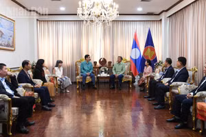 Đoàn Đại sứ quán Việt Nam tại Thái Lan và các cơ quan bên cạnh chúc mừng Tết cổ truyền của Lào. (Ảnh: MINH THẮNG)