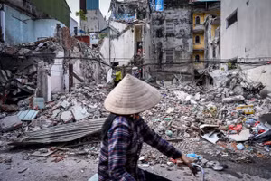 Chất thải xây dựng phát sinh lớn trong quá trình phá dỡ công trình ở Hà Nội. Ảnh: Thành Đạt 
