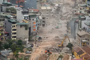 Dự án Vành đai 2,5 đoạn qua phường Yên Hòa, nhiều hạng mục đang thi công phát sinh bụi dày đặc. 