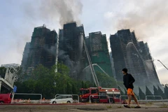 Các nỗ lực chữa cháy, cứu hộ vẫn tiếp tục trong sáng ngày 27/11. (Ảnh: TÂN HOA XÃ)