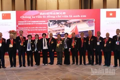 Các cựu chiến binh Trung Quốc từng tham gia giúp đỡ Việt Nam trong cuộc kháng chiến chống Mỹ, cứu nước chụp ảnh lưu niệm tại Lễ kỷ niệm 75 năm thiết lập quan hệ ngoại giao Việt Nam-Trung Quốc được tổ chức tại Bắc Kinh. 