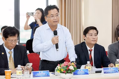 Nguyên Phó Chủ tịch Hội Doanh nhân trẻ Việt Nam Lê Trí Hải (áo trắng) được bổ nhiệm làm Chủ tịch Câu lạc bộ Công nghệ và Chuyển đổi số Doanh nhân trẻ Việt Nam. (Ảnh: Trung ương Hội Doanh nhân trẻ Việt Nam)