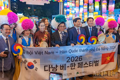 Lãnh đạo thành phố Đà Nẵng chụp ảnh lưu niệm cùng các đại biểu đến từ Hàn Quốc tại sự kiện.