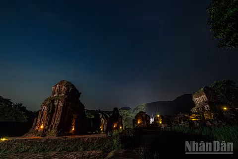 Khi bóng tối bao trùm thung lũng, khu Di tích Mỹ Sơn không chìm vào tĩnh lặng mà bắt đầu một cuộc đối thoại đặc biệt với hàng triệu vì sao.